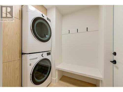 853 Kinnear Court, Kelowna, BC - Indoor Photo Showing Laundry Room