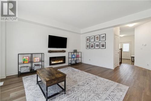 106 Spruce Crescent, Welland, ON - Indoor Photo Showing Living Room With Fireplace