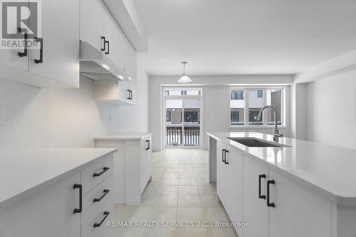 172 Eastbridge Avenue, Welland, ON - Indoor Photo Showing Kitchen