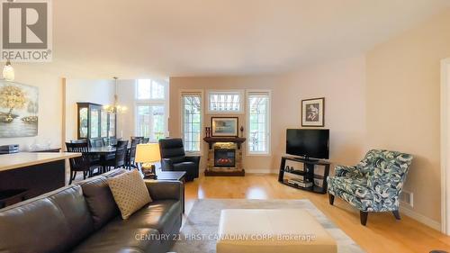 5 Oakwood Links Lane, Lambton Shores (Grand Bend), ON - Indoor Photo Showing Living Room