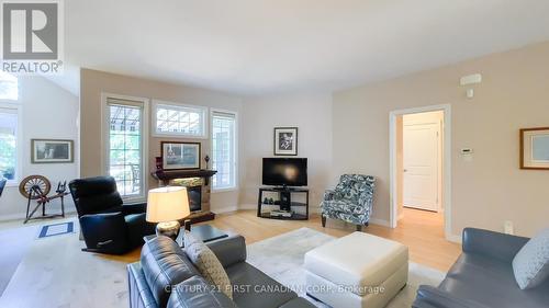 5 Oakwood Links Lane, Lambton Shores (Grand Bend), ON - Indoor Photo Showing Living Room