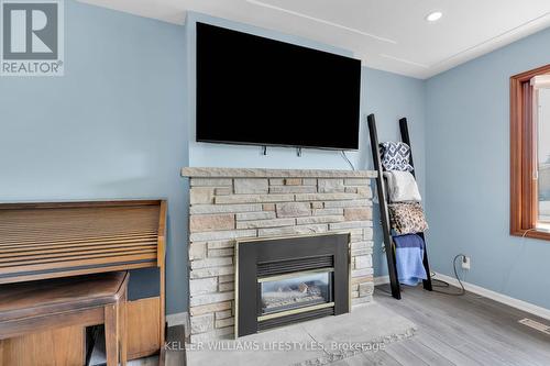 209 Irving Place, London, ON - Indoor Photo Showing Living Room With Fireplace