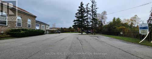 2437 Dundas Street W, Burlington, ON - Outdoor