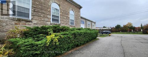 2437 Dundas Street W, Burlington, ON - Outdoor