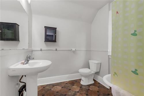 5419 Maple Street, Niagara Falls, ON - Indoor Photo Showing Bathroom