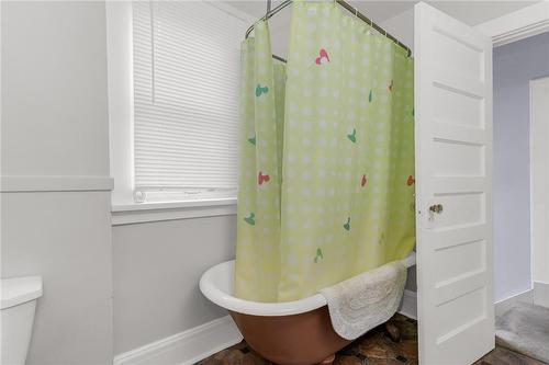 5419 Maple Street, Niagara Falls, ON - Indoor Photo Showing Bathroom