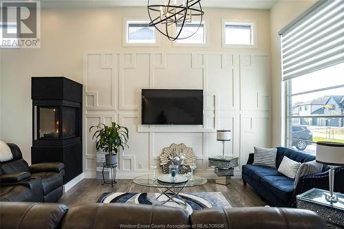 328 Benson Court, Amherstburg, ON - Indoor Photo Showing Living Room