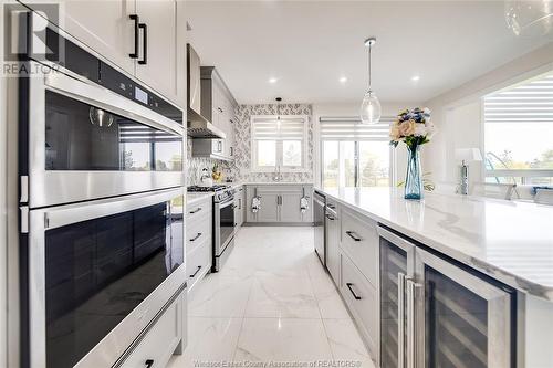 328 Benson Court, Amherstburg, ON - Indoor Photo Showing Kitchen With Upgraded Kitchen