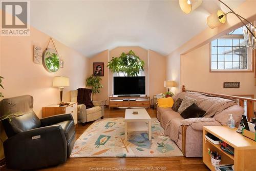 4661 Shadetree Crescent, Windsor, ON - Indoor Photo Showing Living Room