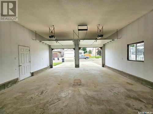 519 Palliser Drive, Swift Current, SK - Indoor Photo Showing Garage