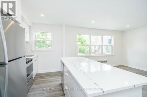 100 Barton Street, London, ON - Indoor Photo Showing Kitchen