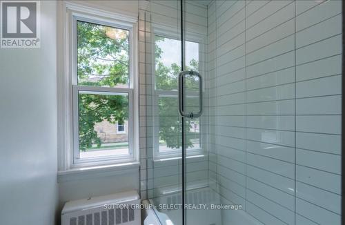 100 Barton Street, London, ON - Indoor Photo Showing Bathroom