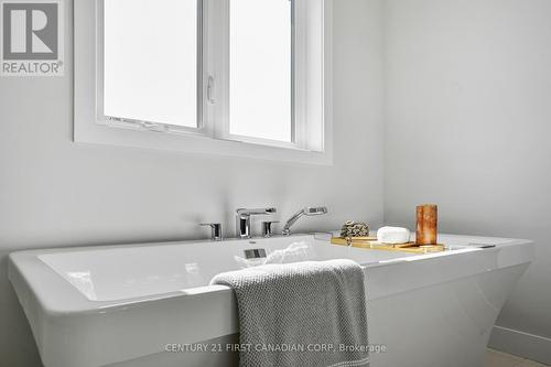 2583 Buroak Drive, London, ON - Indoor Photo Showing Bathroom