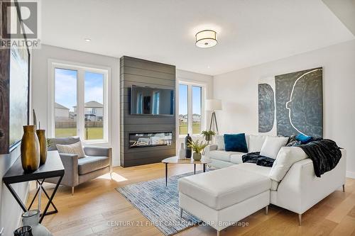 2583 Buroak Drive, London, ON - Indoor Photo Showing Living Room