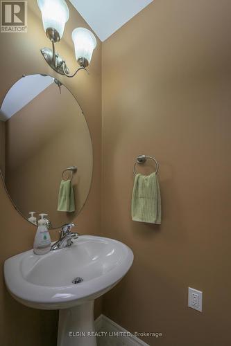 15 Hummingbird Lane, St. Thomas, ON - Indoor Photo Showing Bathroom