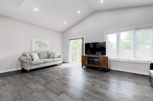 58 Province Street N, Hamilton, ON - Indoor Photo Showing Living Room