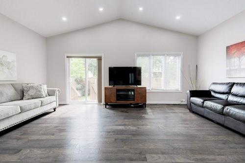 58 Province Street N, Hamilton, ON - Indoor Photo Showing Living Room