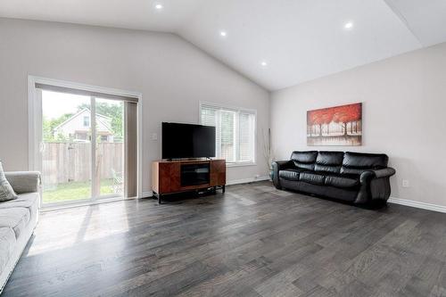 58 Province Street N, Hamilton, ON - Indoor Photo Showing Living Room