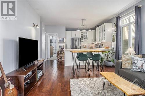 360 Royal Fern Way, Ottawa, ON - Indoor Photo Showing Living Room