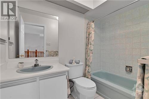 4 pc bath - 35 Holitman Drive, Ottawa, ON - Indoor Photo Showing Bathroom