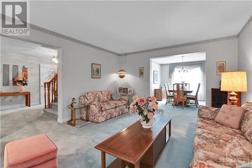 35 Holitman Drive, Ottawa, ON - Indoor Photo Showing Living Room