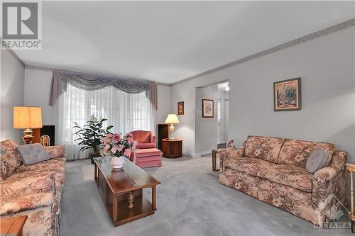 35 Holitman Drive, Ottawa, ON - Indoor Photo Showing Living Room