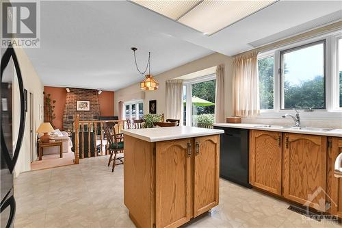 Kitchen with island - 35 Holitman Drive, Ottawa, ON - Indoor Photo Showing Kitchen