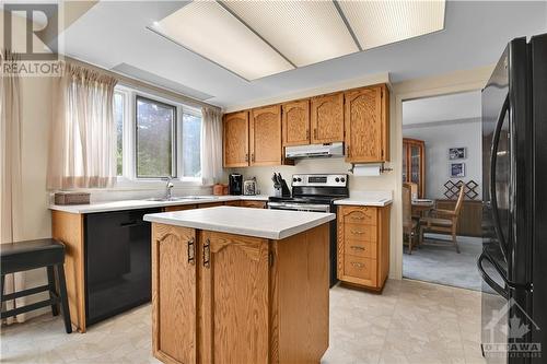 35 Holitman Drive, Ottawa, ON - Indoor Photo Showing Kitchen