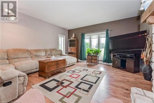 27 Highland Road, Clifford, ON - Indoor Photo Showing Living Room