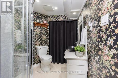 316 Angeline Street S, Kawartha Lakes, ON - Indoor Photo Showing Bathroom