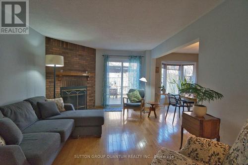 6 - 7 Davidson Boulevard, Hamilton (Dundas), ON - Indoor Photo Showing Living Room With Fireplace