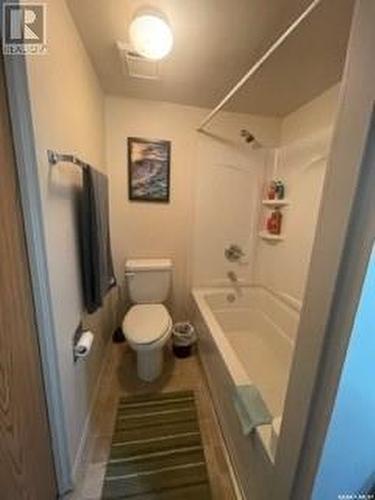 828 Empress Street, Regina, SK - Indoor Photo Showing Bathroom