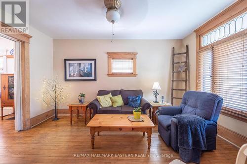 372 Rubidge Street, Peterborough (Downtown), ON - Indoor Photo Showing Living Room