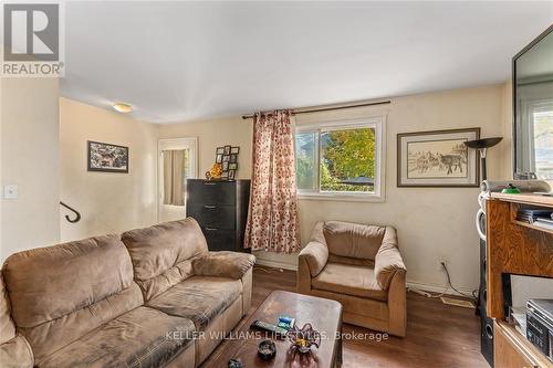 110/112 Euphemia Street N, Sarnia, ON - Indoor Photo Showing Living Room