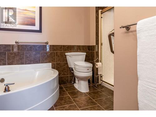 663 Denali Court Unit# 347 Lot# 63, Kelowna, BC - Indoor Photo Showing Bathroom