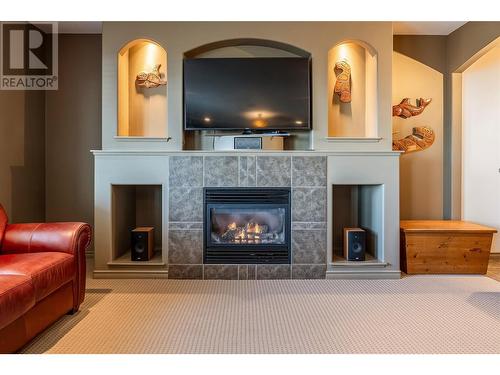 663 Denali Court Unit# 347 Lot# 63, Kelowna, BC - Indoor Photo Showing Living Room With Fireplace