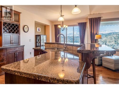 663 Denali Court Unit# 347 Lot# 63, Kelowna, BC - Indoor Photo Showing Kitchen With Double Sink