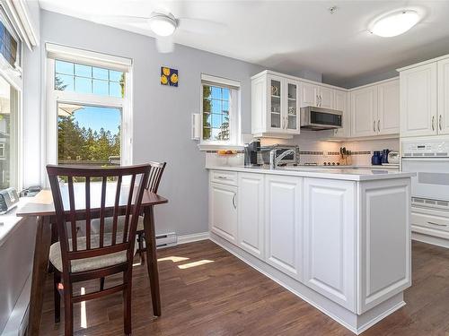 256-4488 Chatterton Way, Saanich, BC - Indoor Photo Showing Kitchen