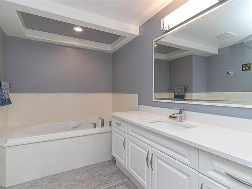 256-4488 Chatterton Way, Saanich, BC - Indoor Photo Showing Bathroom