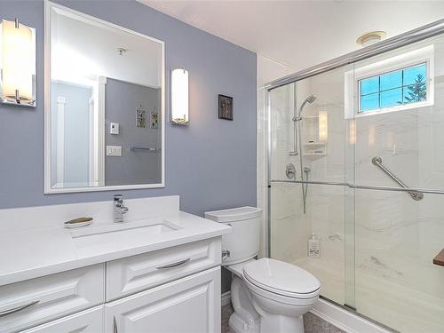 256-4488 Chatterton Way, Saanich, BC - Indoor Photo Showing Bathroom