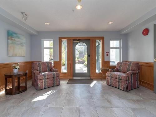 256-4488 Chatterton Way, Saanich, BC - Indoor Photo Showing Living Room