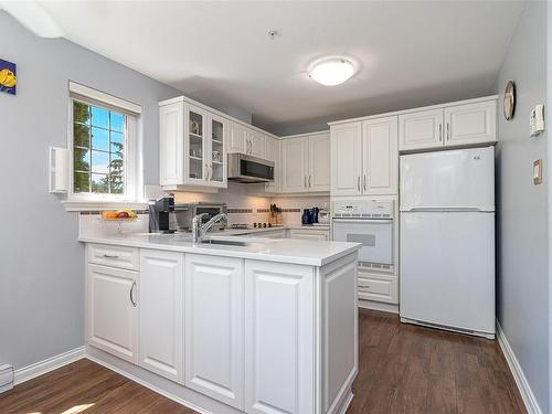 256-4488 Chatterton Way, Saanich, BC - Indoor Photo Showing Kitchen