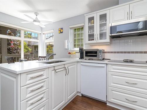 256-4488 Chatterton Way, Saanich, BC - Indoor Photo Showing Kitchen