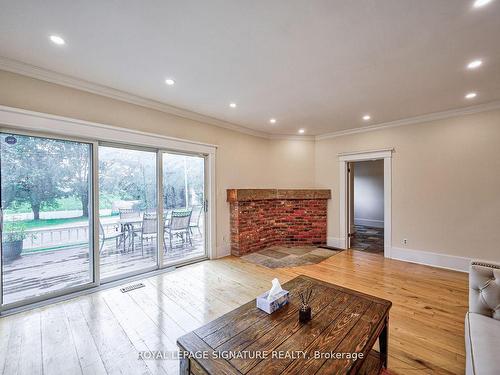 424 8Th Concession Rd E, Hamilton, ON - Indoor Photo Showing Living Room