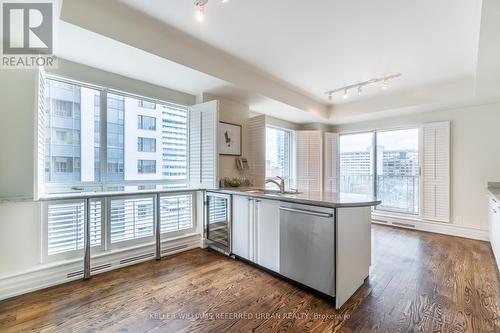 800 - 38 Avenue Road, Toronto (Annex), ON - Indoor Photo Showing Kitchen