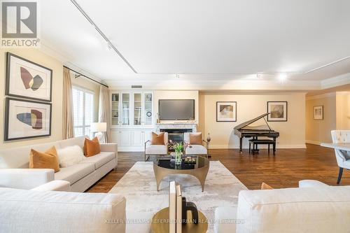 800 - 38 Avenue Road, Toronto (Annex), ON - Indoor Photo Showing Living Room