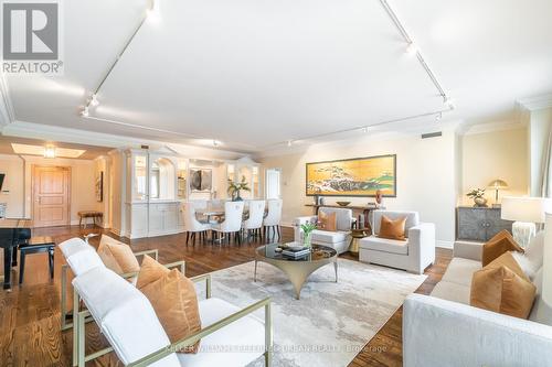 800 - 38 Avenue Road, Toronto (Annex), ON - Indoor Photo Showing Living Room