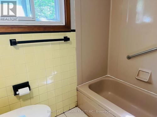 1416 Oxford Street, Oshawa, ON - Indoor Photo Showing Bathroom