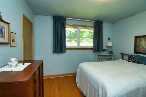 212 West 33Rd Street, Hamilton, ON - Indoor Photo Showing Bedroom