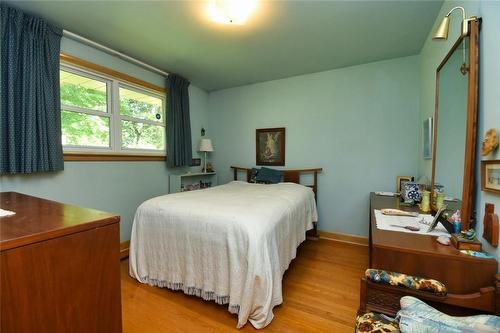 212 West 33Rd Street, Hamilton, ON - Indoor Photo Showing Bedroom